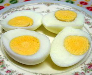 วิธีง่ายๆ ในการผ่าไข่ต้มให้สวย